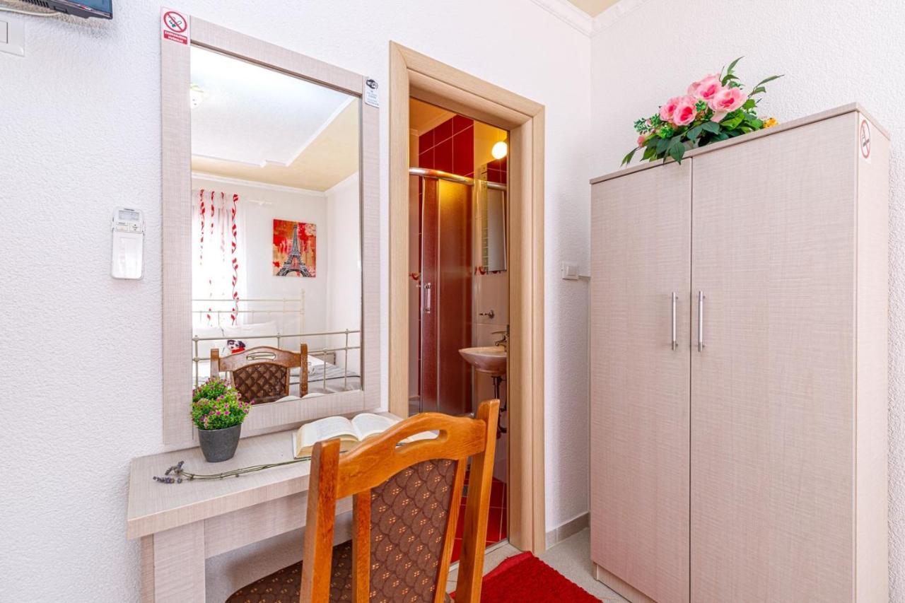 Genoa Rooms Porec Esterno foto