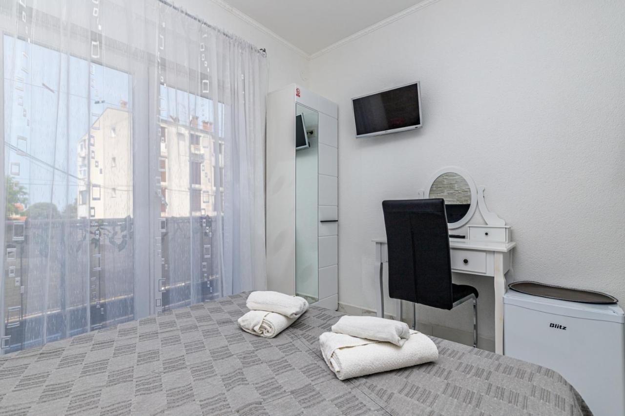 Genoa Rooms Porec Esterno foto