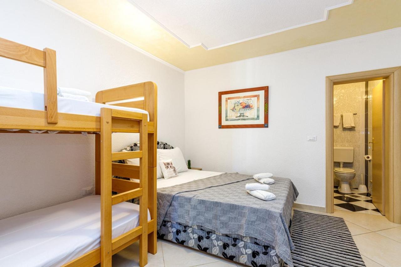 Genoa Rooms Porec Esterno foto
